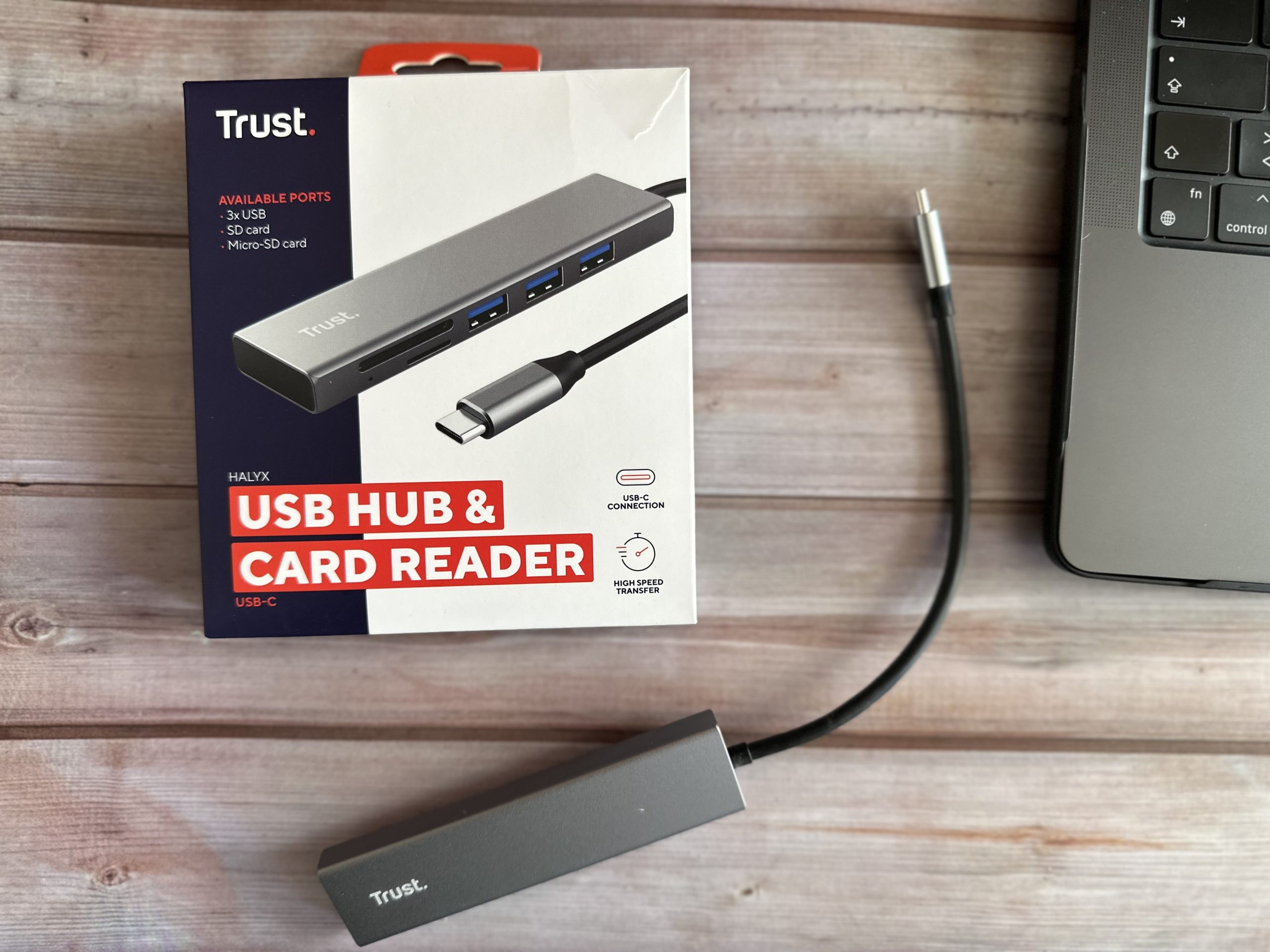 Recensione Trust Halyx Fast USB-C Hub & Card Reader